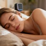 Jeune femme caucasienne dormant paisiblement dans son lit avec une musique douce en fond sonore